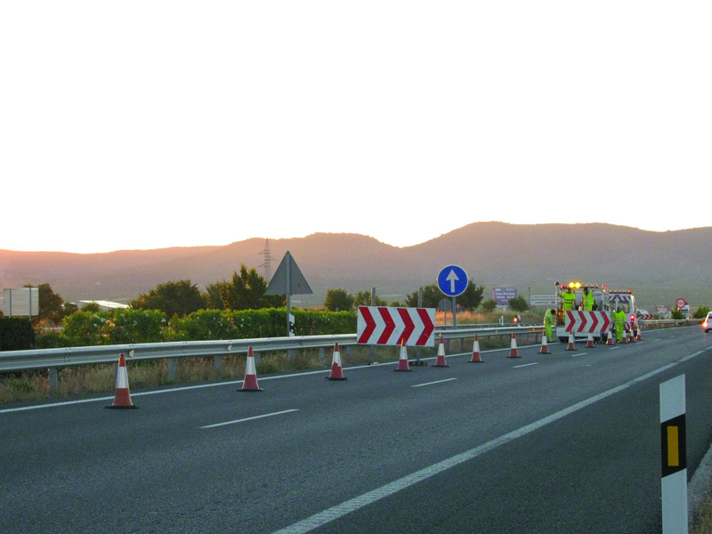 When a vertical sign contradicts a fixed beacon, which one takes precedence?